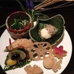 個室会席 北大路 - 前菜　穴子寿司　蓮根煎餅　板屋貝の旨煮　彩り串　秋刀魚の幽庵焼き　菊菜のお浸し　焼き茄子とろろかけ　鶏松風　薩摩芋の蜜煮
