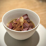 マンサルヴァ - ■和栗・天然茸のラビオリーニ
      ラビオリの中には栗のペースト、生地にも栗が練り込まれてます。これまた最高の秋皿その２です。