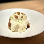 マンサルヴァ - ■洋梨・レモン・ヘーゼルナッツ
      味わいもボリュームのあるお皿が続いたので、ここでようやく爽やかなクロージング。
      下に隠れているチョコレート、洋梨と相性いいんですよね♪