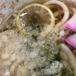 麺賊 - スライスした柚子の上に柚子胡椒