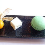 ラ・トゥーエル - 左：食用ホオズキ、中：レモンマシュマロ、右：ピスタチオマカロン