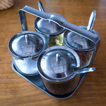 ドゥワンチャン - ラーメンには4つの薬味がついてきます。どれもなかなか良かった。楽しめます！