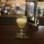 バー クラスター - ドリンク写真:① 洋梨（バラード）+ホワイトラム+ライムジュースのカクテル