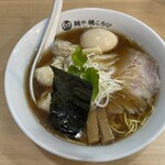Menya Hokorobi - ミックスワンタン中華そば黒&味付け卵¥1280