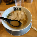 ラーメン屋台骨 - 限定味噌ラーメンはスープは薄め　豚骨が勝っています。チャーシューは安定した美味しさです。