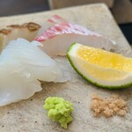 日本料理 TOBIUME - ❺"潮　海の紅葉"
      ⑭紅葉鯛(朝10時半〆)
      ⑮炭火炙り皮付き紅葉鯛(2日寝かせ)
      ⑯障泥烏賊(2日寝かせ)
      全て福岡県芦屋産
      薬味:匹見山葵(島根県匹見町産)、青かぼす(福岡県若松産) 、あかもく塩