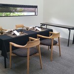 日本料理 TOBIUME - 清潔感がある広々とした店内ながらも昼1組4名、夜1組4名のみ
      奥の長机はお酒がズラリと並びます♪ヽ(´▽｀)/