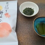 日本料理 TOBIUME - ❶始まりの一服　"秋の口切り"
      ①秋の口切り新茶(福岡県八女産、星野製茶園)
      －30℃で保管した新茶(4月~5月に摘んだもの) 
      正に甘露という言葉がピッタリで、驚くほどの香りと甘み