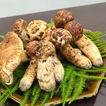 日本料理 TOBIUME - 松茸(山口県岩国産)
      全然、松茸が入荷しないので、今年は今回が2回目だそう
      12:30に到着したばかりの薫り高い松茸です
      感謝、m(_ _)m