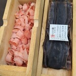 日本料理 TOBIUME - 奥井海生堂の蔵囲5年もの利尻昆布(北海道利尻島沓形浜産)と削り立て血合抜き本枯節(鹿児島県枕崎産、近海一本釣り鰹の背節)