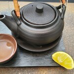 日本料理 TOBIUME - ❻"蒸　開き"
      ⑰松茸(山口県岩国産)と鱧(福岡県芦屋産)、銀杏(福岡県若松産)、奥井海生堂の蔵囲5年もの利尻昆布(北海道利尻島沓形浜産)&鱧の骨(福岡県芦屋産)のお出汁の土瓶蒸し、完熟黄酢橘添え 