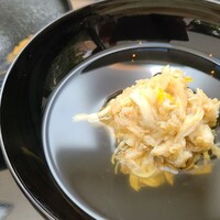 日本料理 TOBIUME - ❹"滋味　菱"
                    ⑬渡り蟹(福岡県豊前産)の真薯、奥井海生堂の蔵囲5年もの利尻昆布と削り立て血合抜き本枯節の出汁のお椀 
                    利尻昆布の明確な輪郭のシャープな旨み、豊潤な薫り、鰹節のしっかりした香りと旨み