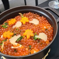 日本料理 TOBIUME - ❾"瑞穂　夜遊び"
                    ⑳牛蒡&人参&大根の葉&大根&薩摩芋(紅はるか)&お揚げ&松茸(山口県岩国産)の炊き込みご飯、筋子解しイクラ(北海道産)載せ、野菜は福岡県若松産
                    美しいビジュアル、燃える紅葉を再現