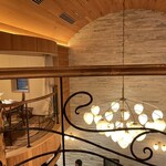 リストランテ カーサ瀬戸内 - 左の御柱は、建立時に神主が立ち会って設置された神木。→日光から取り寄せ