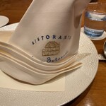 リストランテ カーサ瀬戸内 - ヨットの帆を意識したナプキン