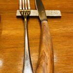 リストランテ カーサ瀬戸内 - ナイフの持ち手部分は、オリーブの木で作られています。