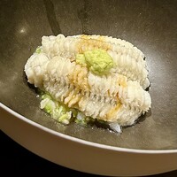 ひがしやま 司 - ③鰻のシャリ粥
                    〜鱧と思えるくらい細かく切り目を入れて、鰻とは思えないサッパリした味わいは鮨の舎利をお粥にして酸味を加えているからか。やっぱり鱧ではありませんよ。山葵もアクセントに。