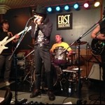 バー イースト - Black Bulletのライブ観戦。
元爆風スランプの江川ほーじんブルースファンクユニット。