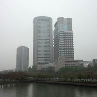 ジャスミンガーデン - 帝国ホテル　大阪　（右の建物）　from　大川