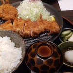 とんかつ とん米 - 手前→ランチ ロースカツ　奥→メンチカツ