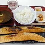 ヒモノ食堂 鈴鹿食堂 - サーモンハラス900円+定食350円