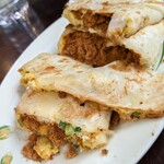 洪記豆漿大王 - 蛋餅
            
            45元。モチモチもちろん皮に卵、ネギ、肉鬆（ロウソン）で美味しい(*^^*)