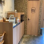 OLU BURGER KYOTO - お水やケチャップ、マスタード、お手拭き等は全てセルフサービス。