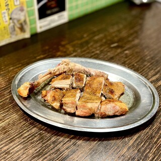 当店の名物！「骨付き鶏のモモ焼き」&日替わりの「おばんざい」