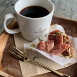 Tsuki Cafe - お店の冠コーヒー《Tsuki coffee 605円》＆季節を感じる《いちじくのタルト 580円》