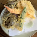 蓼 - 風味づけ程度に抑えた抹茶のお塩でいただく『海老と野菜の天ぷら』