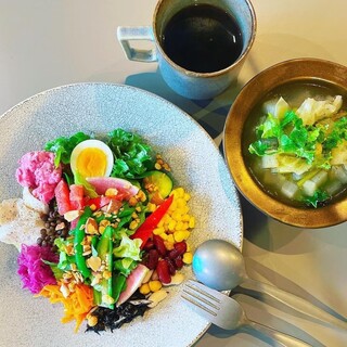 【昼飲みも可能】新鮮な野菜のサラダとスープ