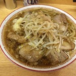 ラーメン二郎 - 小ブタラーメン 800円　麺半分・ニンニク・カラメ・アブラ