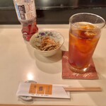 錦 - 焼酎のウーロン茶割り　お通しのきんぴらごぼう
                                生ビールで先ず始めにカンパイのあと