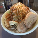 ラーメンどん - ラーメン小　野菜多めニンニク多め　一味をドバッ！