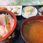 新潟本町 鈴木鮮魚 - 小鉢左側はマグロの煮付け？右側はめかぶ？ながも？とろろがけ