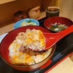 秋田比内地鶏 きすけ - トロトロした卵としっかり味わい深い 鶏肉が。男性は、ごはん大盛りにされる方 が多かった