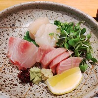 丸新 - さしみ（コショウダイ、ホタテ、ブリ）