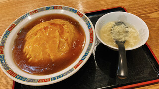 Shisen En - 醤油ベース天津飯。普通に美味しい。
