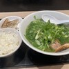 らーめん しおじ - セットは餃子だけだと思ったらライスも付いててびっくり。＋270円のセットは懐にも優しいですね。