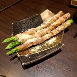 Hakata Yasaimaki Kushiyaki Kokonikonne - 特大アスパラ巻き、美味しい(^^♪