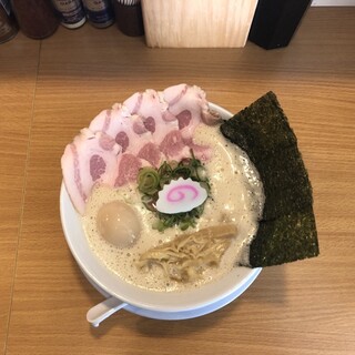 つるんとコシのある自家製麺！「鶏そば全のせ」をご堪能あれ