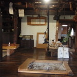 四季の家 - 築２３０年以上の民家。新潟の「長森」に似た引き扉から、頭を下げて入ります。