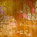 ワイン酒場 GETABAKI gen - 店内の壁にはスタッフの手書きメニューあり