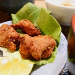 季節料理 山田屋 - サラダ菜に乗せられて提供される"ふぐ から揚げ"。