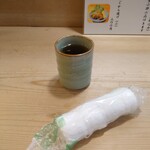 季節料理 山田屋 - 着席時に提供される、お茶とおしぼり。