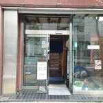季節料理 山田屋 - 新宿通りの角にある"鮨 三ます"。この左路地を入ります。
