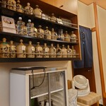 季節料理 山田屋 - カウンターの背には、焼酎のボトルキープが並んでいます。