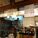 季節料理 山田屋 - カウンター中程の席から見た厨房メニュー。
