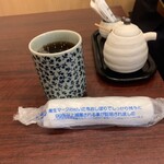Kaisen Dokoro Marumasa - 冷たいお茶とおしぼり