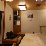 季節料理 山田屋 - 店内奥の小上がり。